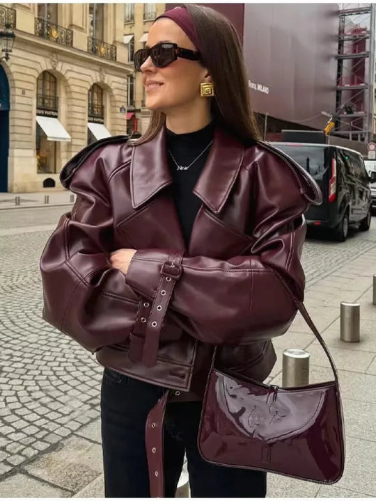 Weinrote Oversize Lederjacke – Stylisch Und Mutig