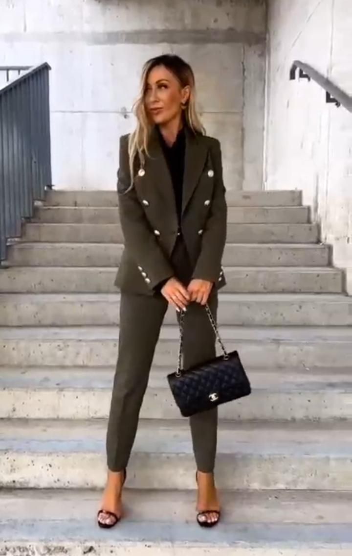 Elegante anzugjacke und -hose für damen