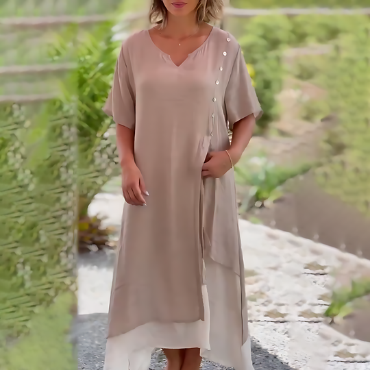 Bequemes kleid mit v-ausschnitt