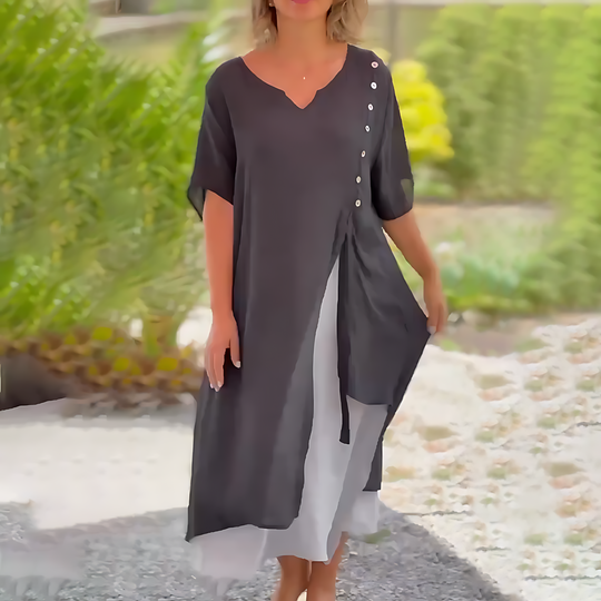 Bequemes kleid mit v-ausschnitt